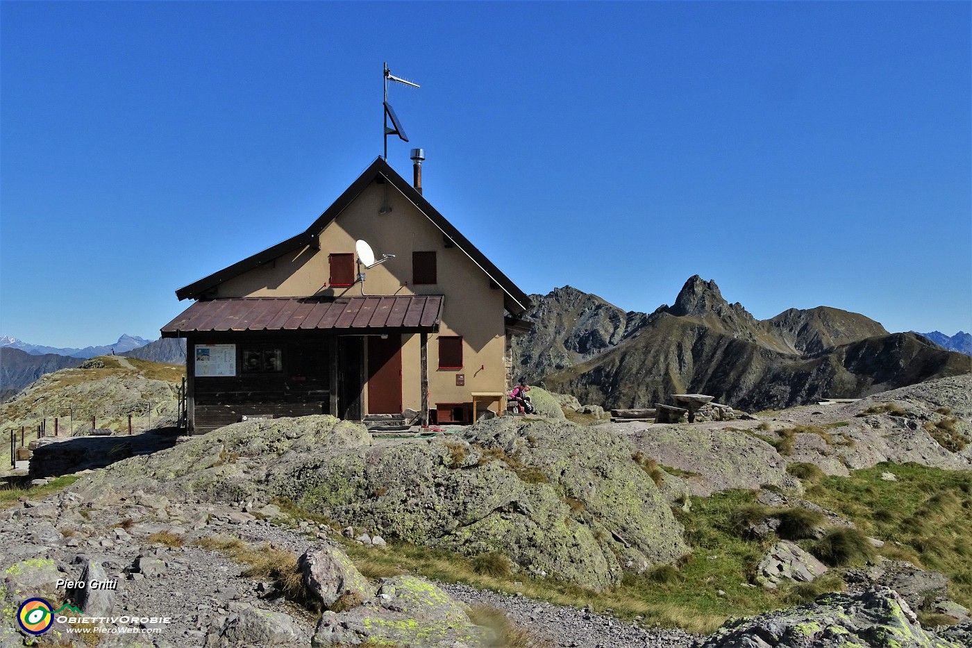 30 Al Rif. Benigni (2222 m) con vista verso il Monte Valletto...splende il sole !.JPG